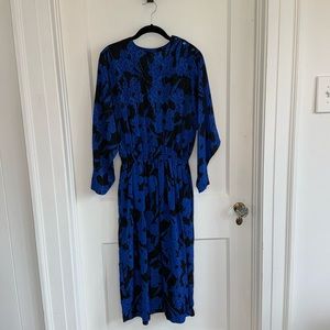 Vintage long-sleeved 80s dress w/pockets, elastic waist, & button detail